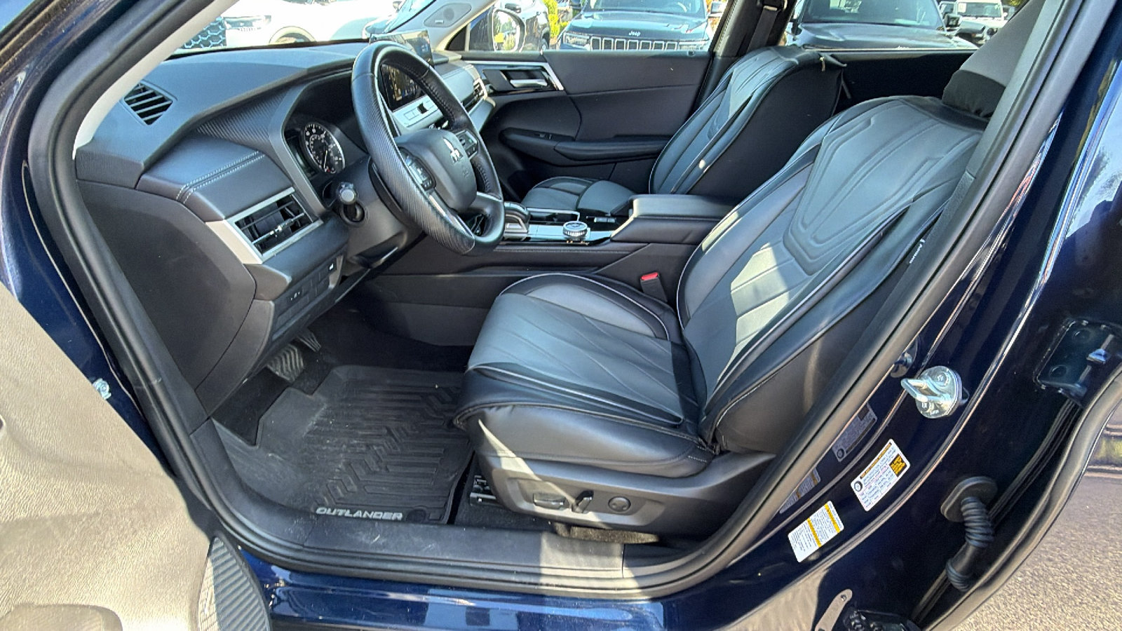 Used 2025 Mitsubishi Outlander SE FWD image 16