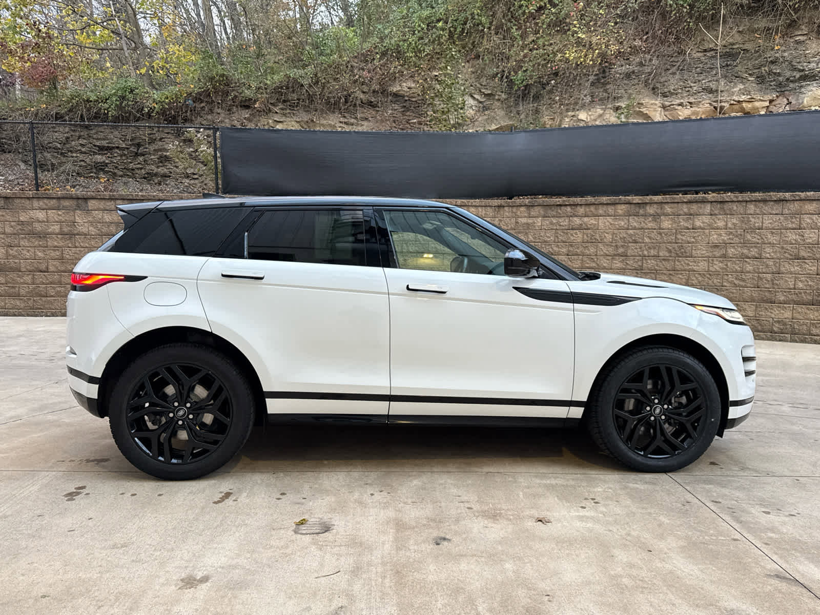 Certified 2023 Land Rover Range Rover Evoque R-Dynamic SE image 7