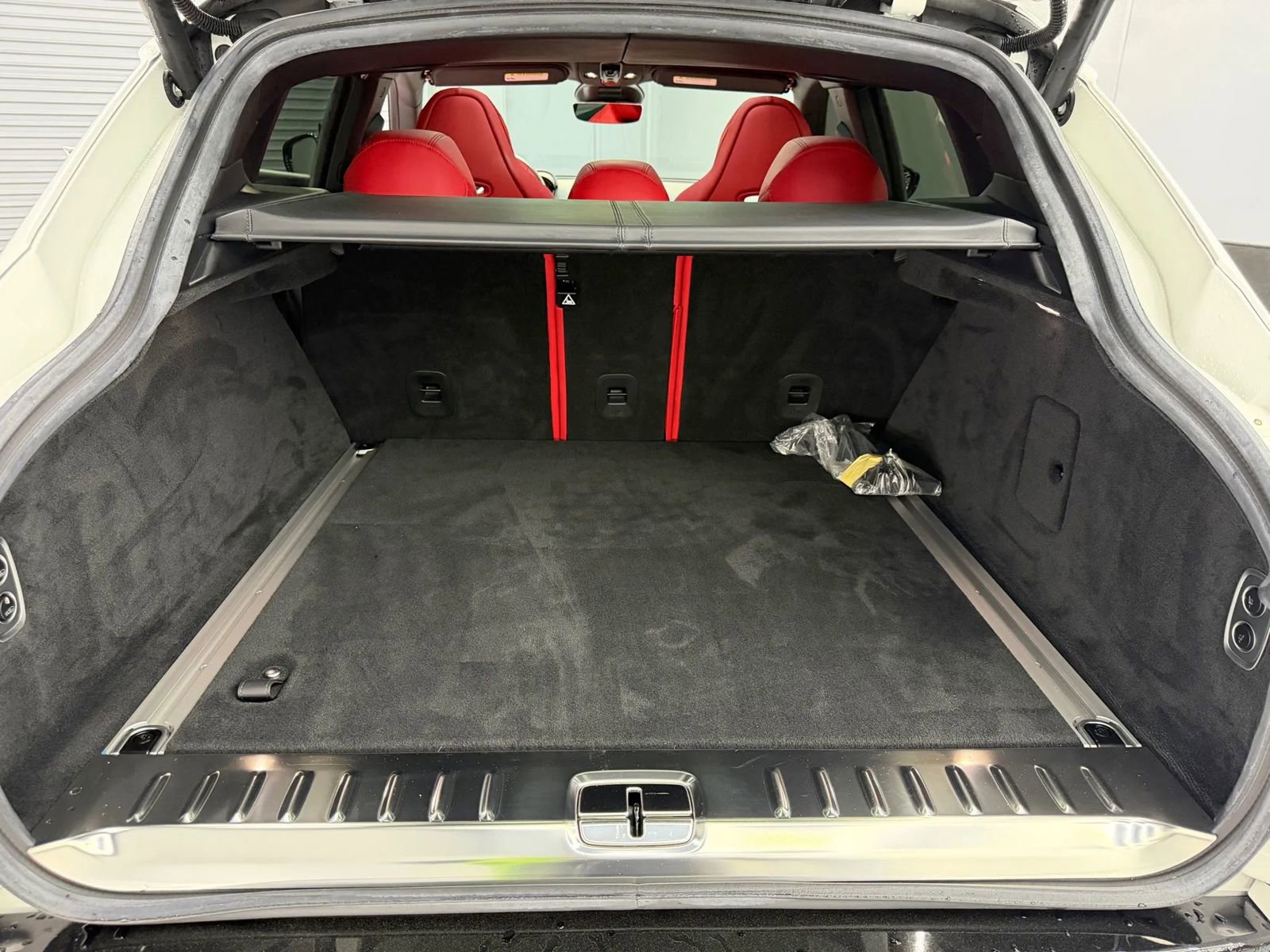 Used 2023 Aston Martin DBX image 16