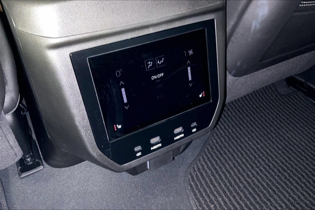 Used 2025 GMC Yukon Denali Ultimate AWD/4WD image 31