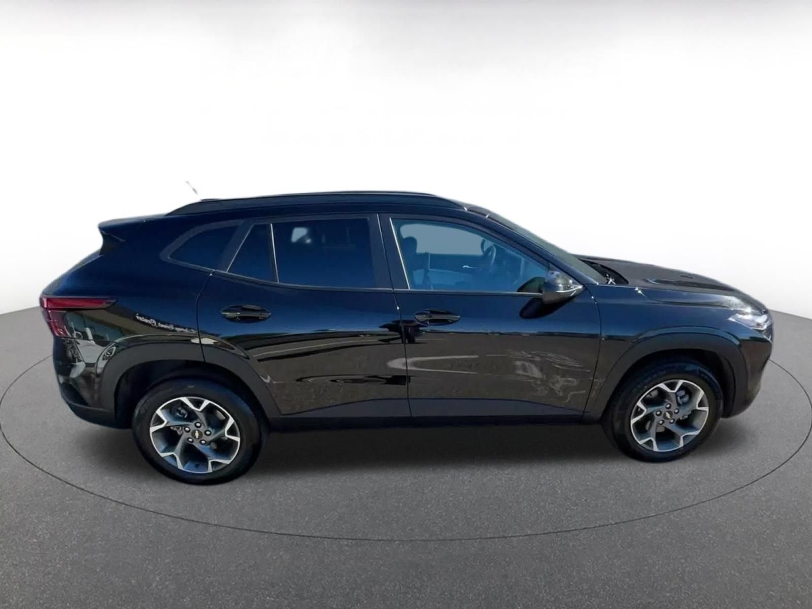 Used 2025 Chevrolet Trax LT FWD image 15