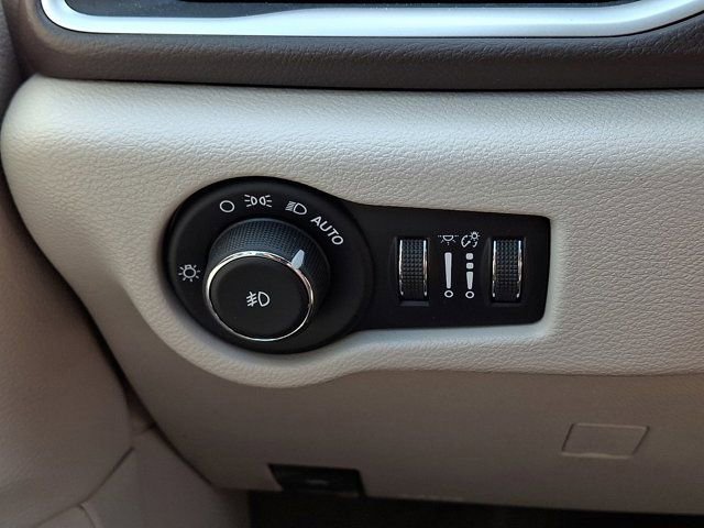 Used 2017 Chrysler Pacifica Touring-L w/ Tire & Wheel Group FWD image 29