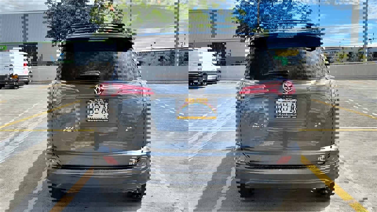 Used 2017 Toyota RAV4 LE image 5