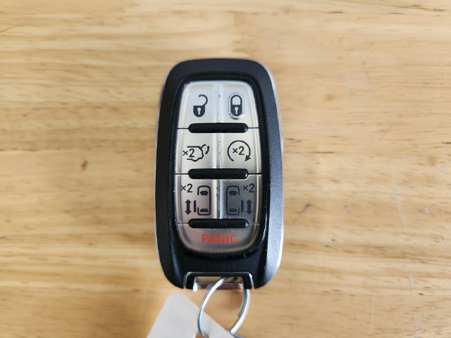 Used 2025 Chrysler Pacifica Limited FWD image 9