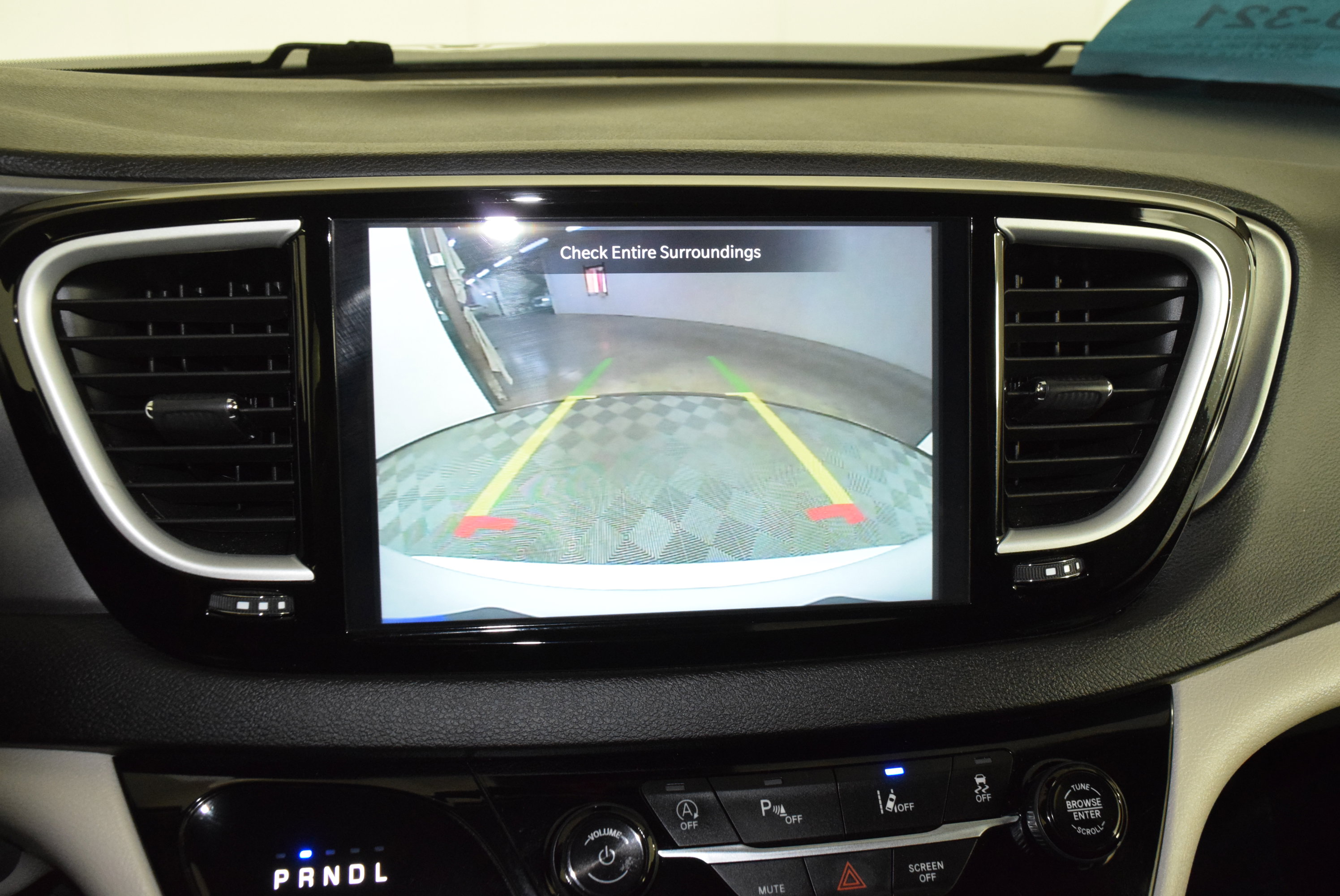 Used 2024 Chrysler Pacifica Touring-L image 18