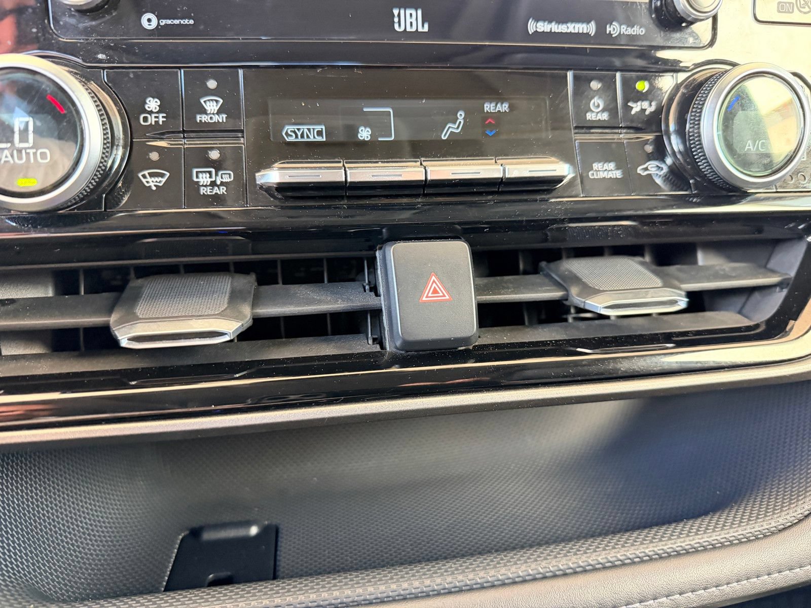 Used 2020 Toyota Highlander Limited AWD/4WD image 12