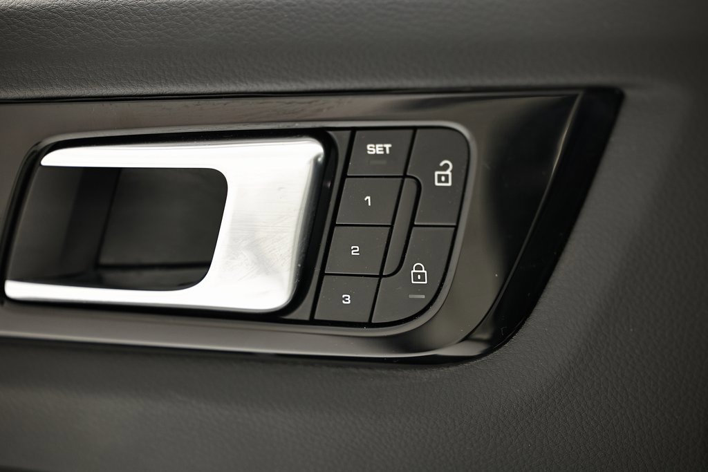 Used 2023 Porsche Cayenne image 19