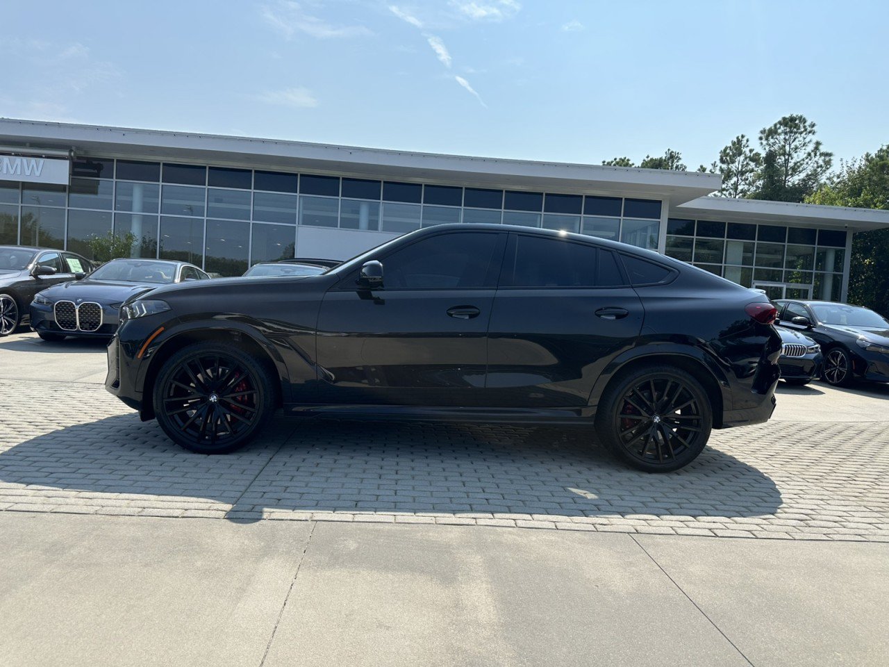 Used 2024 BMW X6 xDrive40i w/ M Sport Professional Package AWD/4WD image 2