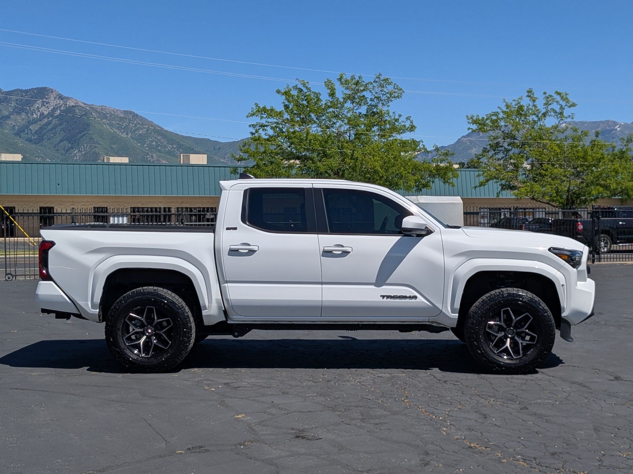 Used 2025 Toyota Tacoma SR5 AWD/4WD image 2