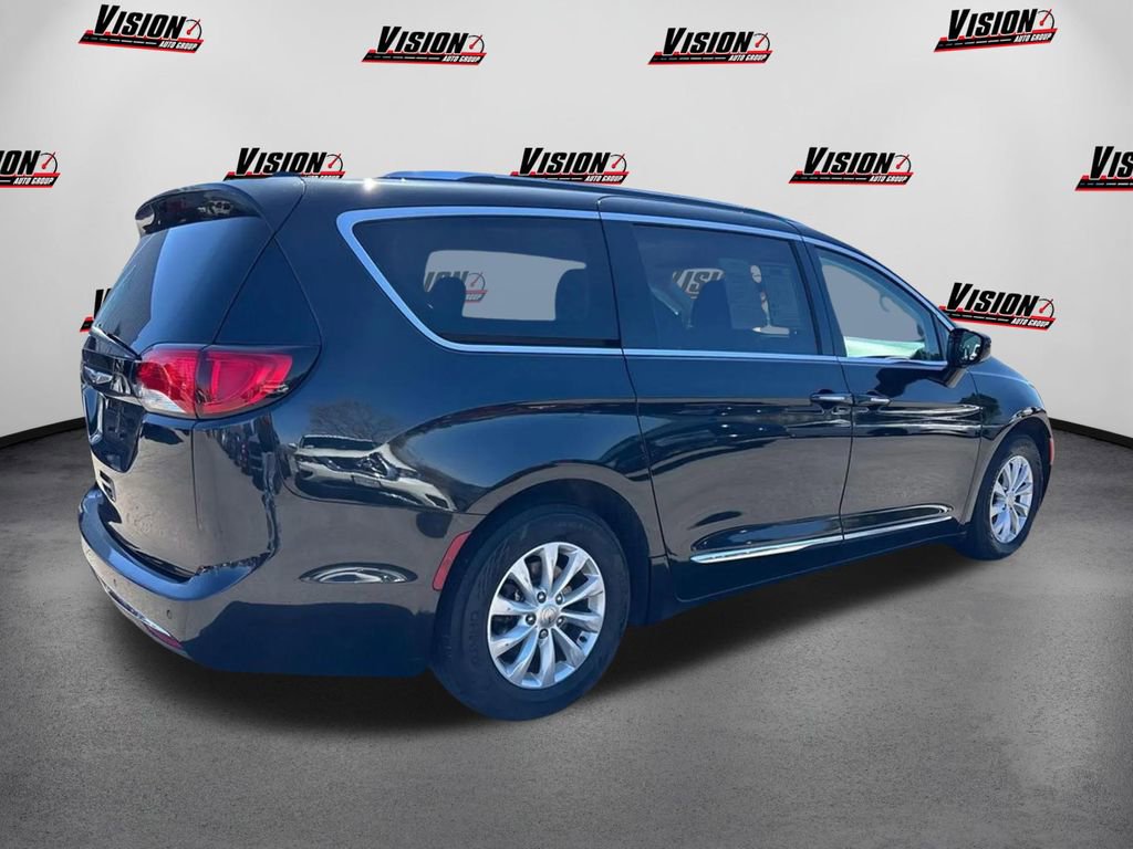 Used 2019 Chrysler Pacifica Touring-L FWD image 5