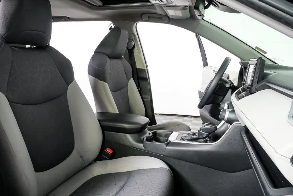 Used 2021 Toyota RAV4 XLE w/ Convenience Package image 20