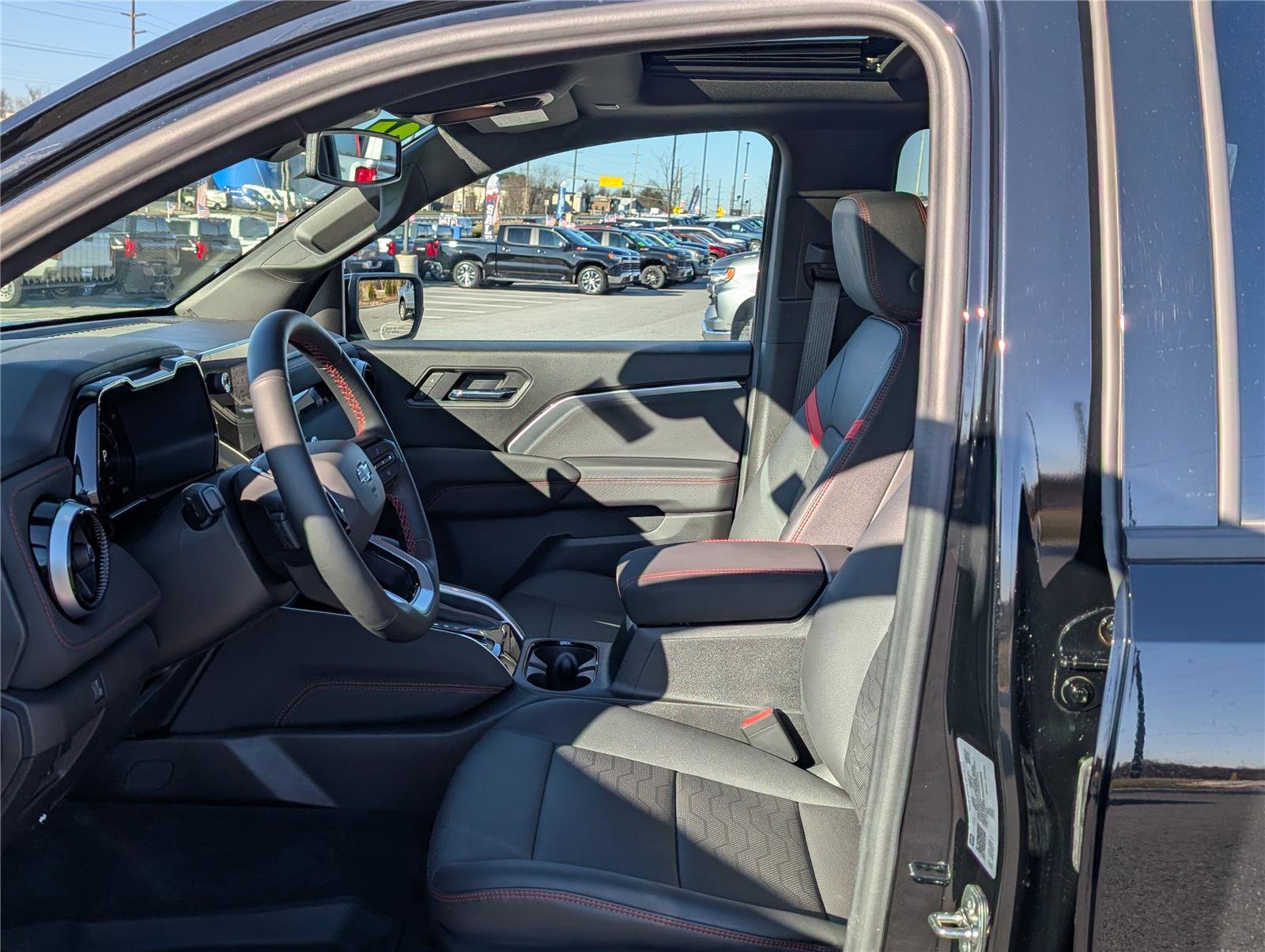 Used 2025 Chevrolet Colorado Z71 w/ Midnight Edition image 15