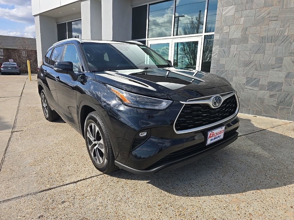 Used 2024 Toyota Highlander XLE image 3