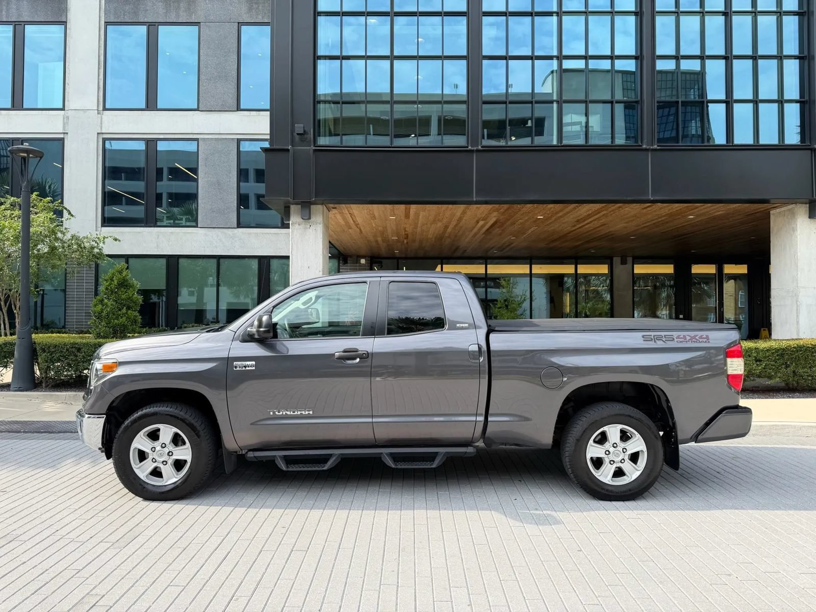 Used 2019 Toyota Tundra SR5 w/ Convenience Package AWD/4WD image 4