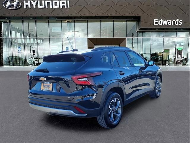 Used 2025 Chevrolet Trax LT w/ LT Convenience Package image 8