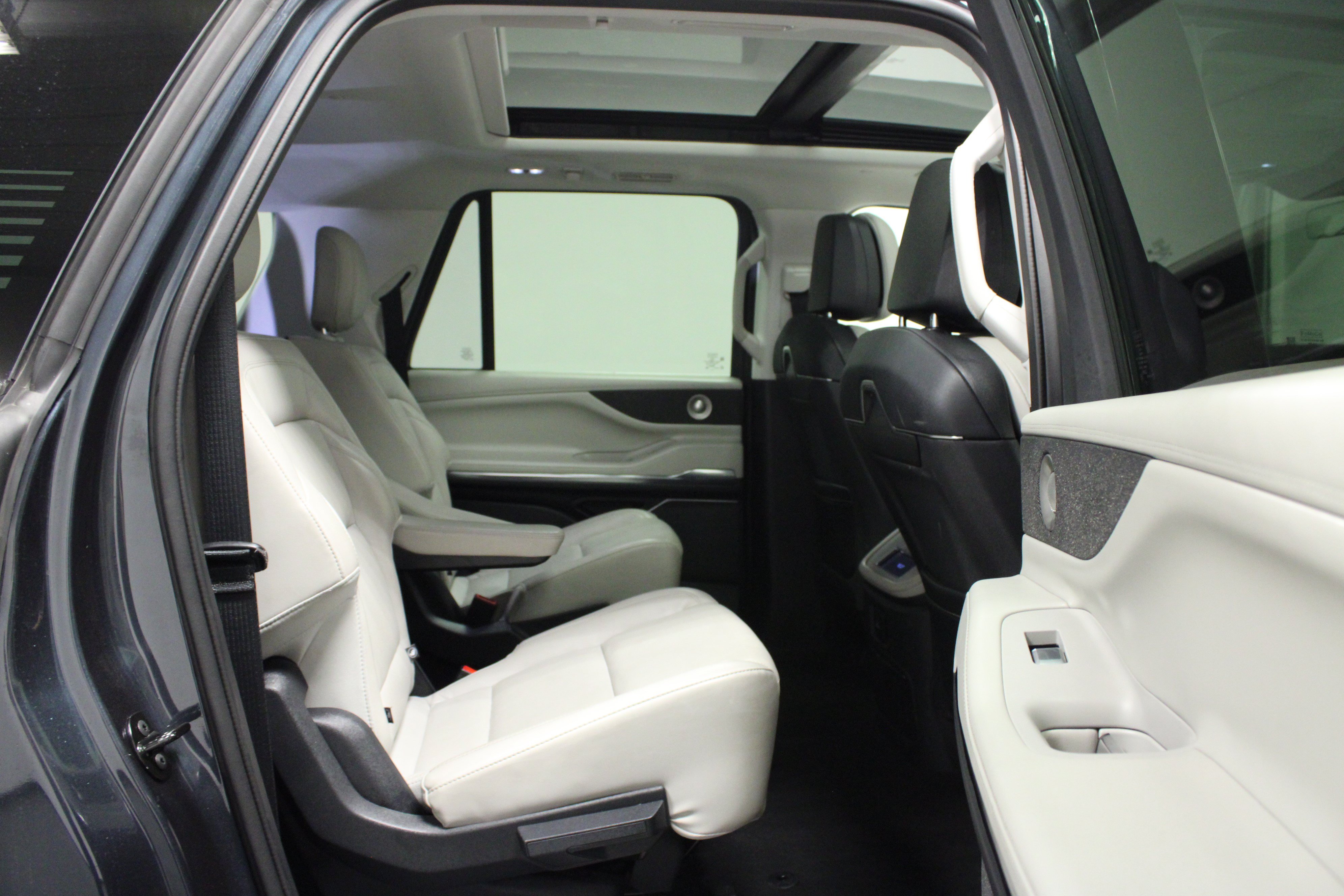 Used 2025 Lincoln Navigator L Reserve AWD/4WD image 16