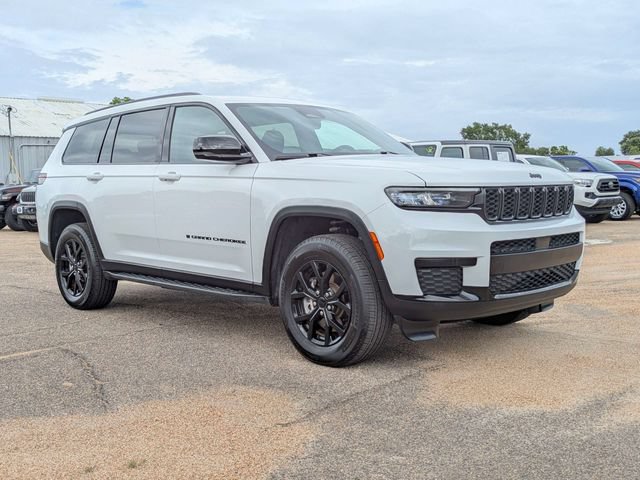 Used 2025 Jeep Grand Cherokee L Laredo RWD image 2