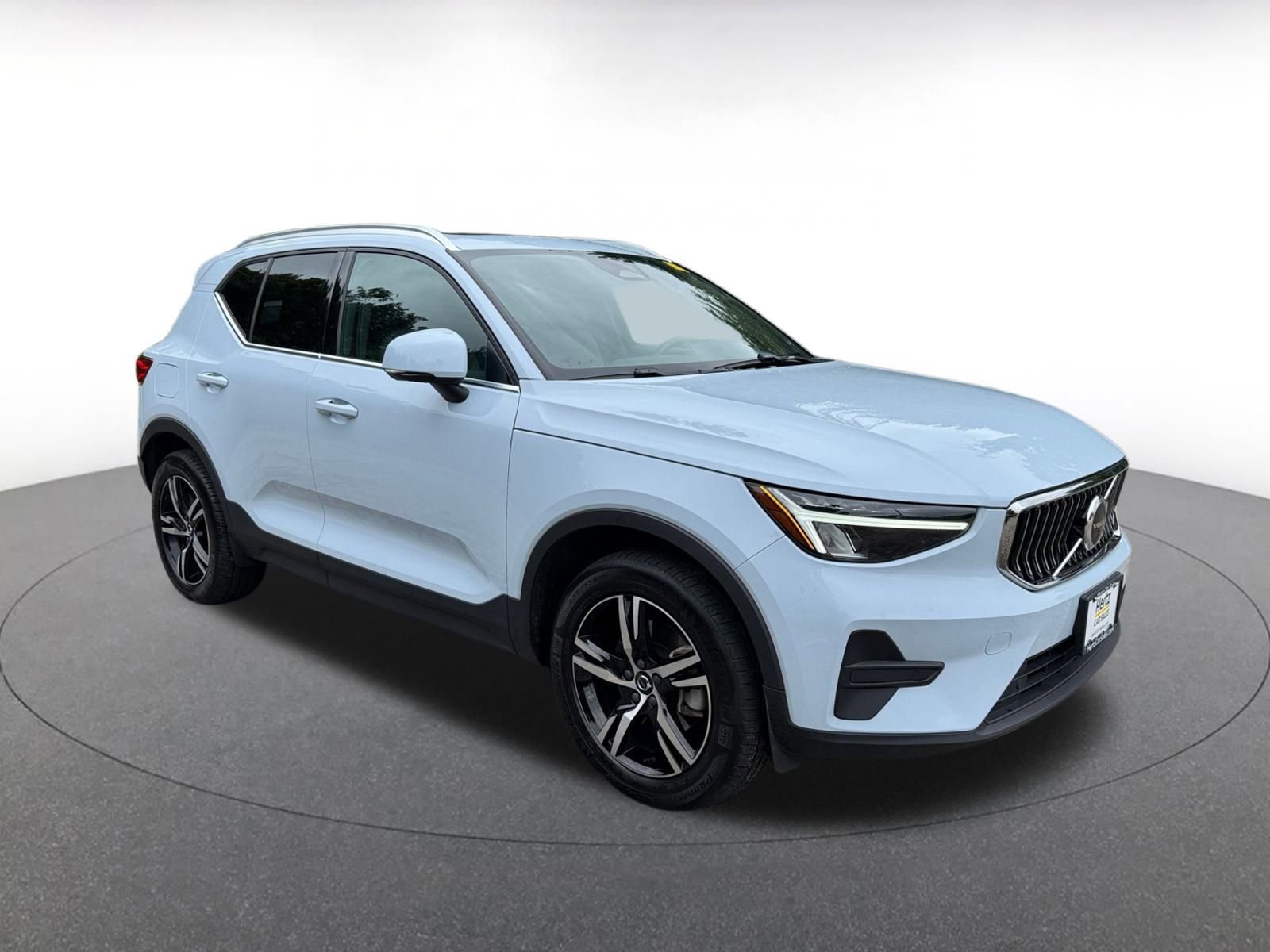 Used 2024 Volvo XC40 B5 Core image 1