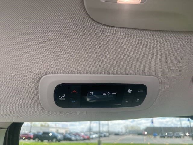 Used 2023 Chrysler Pacifica Touring-L FWD image 32