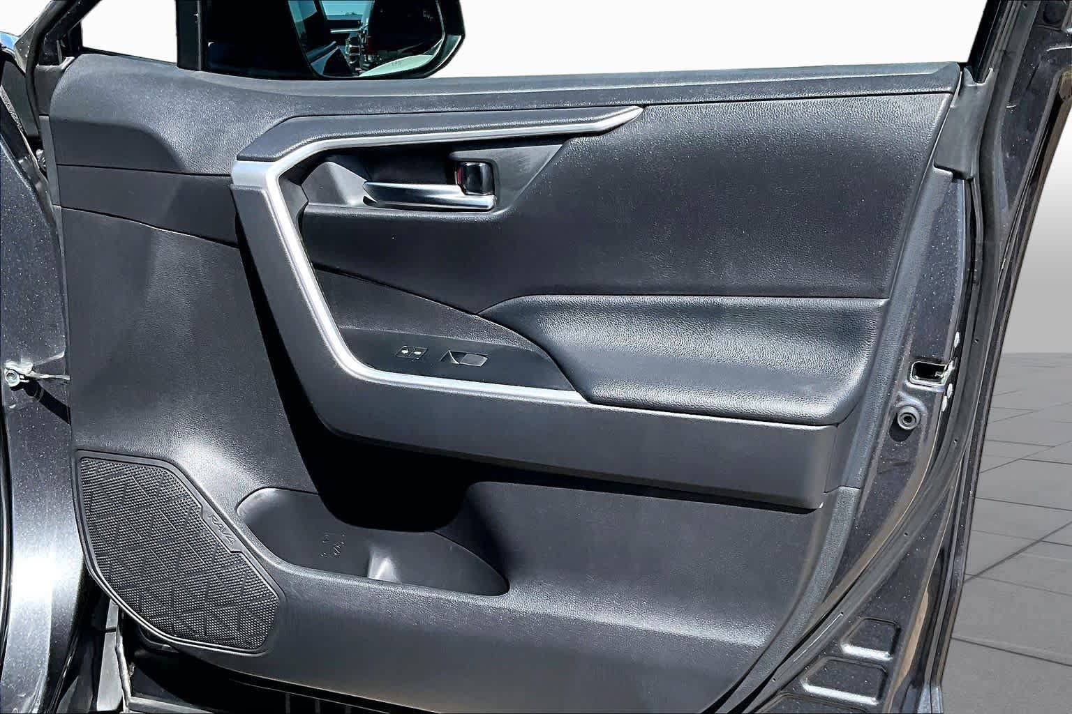 Used 2019 Toyota RAV4 XLE Premium FWD image 23