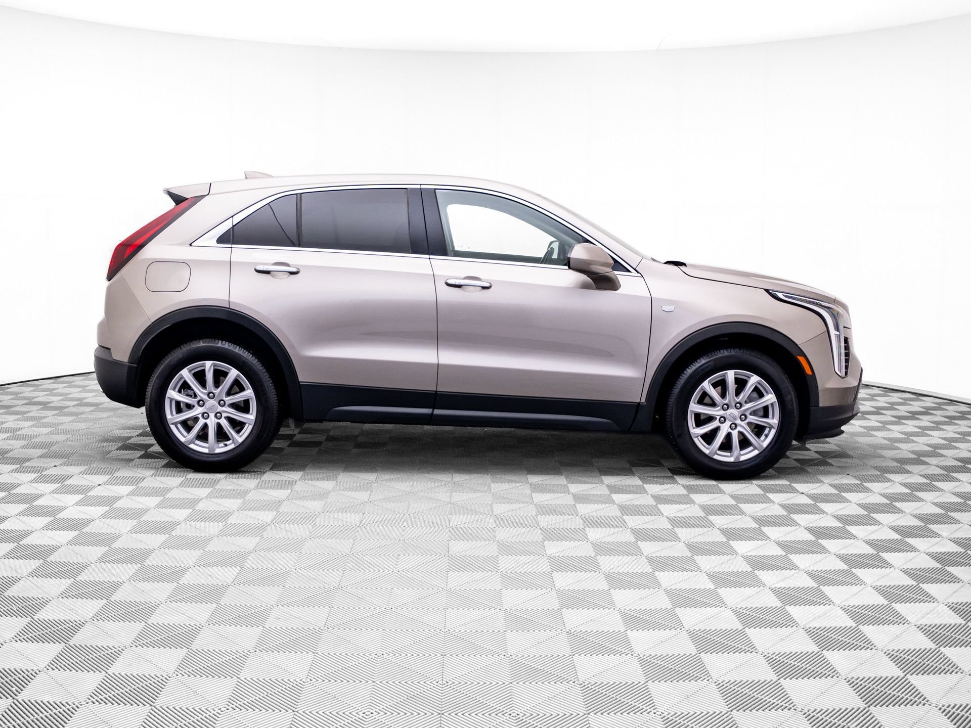 Certified 2022 Cadillac XT4 Luxury w/ Cold Weather Package AWD/4WD image 6