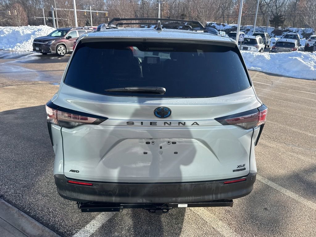 Used 2023 Toyota Sienna XLE Woodland Edition image 3
