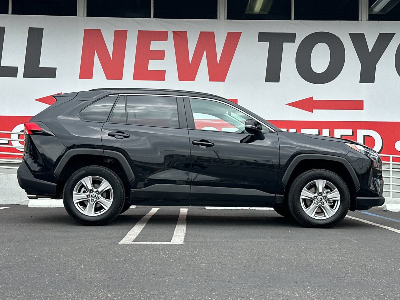 Used 2025 Toyota RAV4 XLE FWD image 6