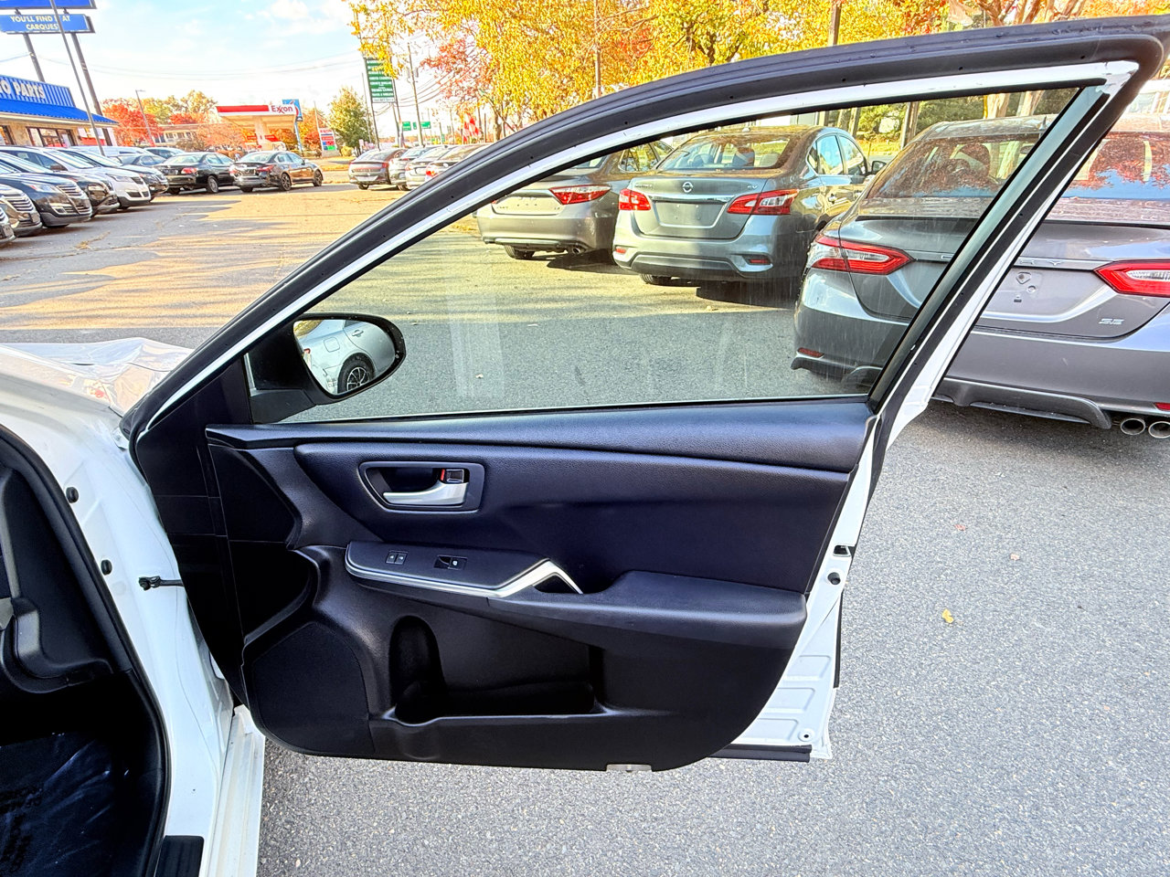 Used 2017 Toyota Camry SE image 25