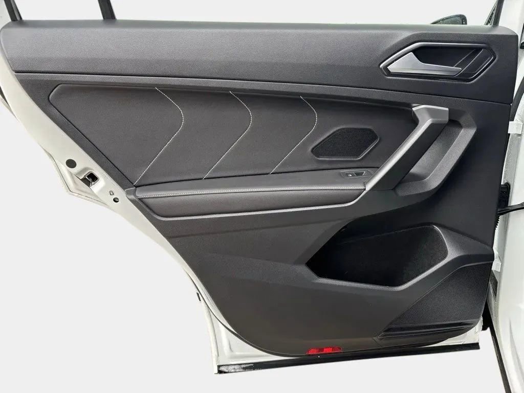 Used 2024 Volkswagen Tiguan SE R-Line image 22