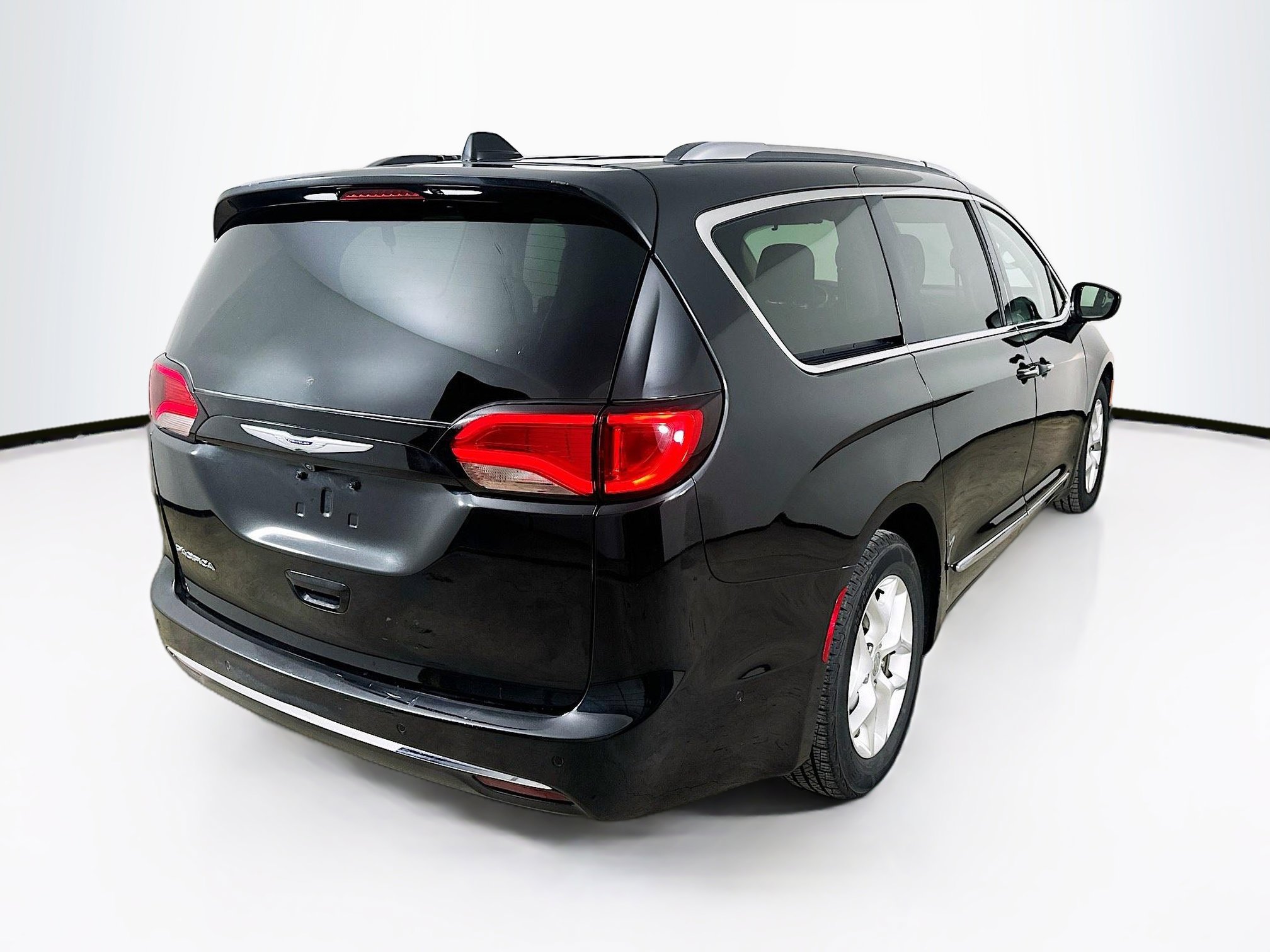 Used 2020 Chrysler Pacifica Touring-L Plus w/ Tire & Wheel Group image 5