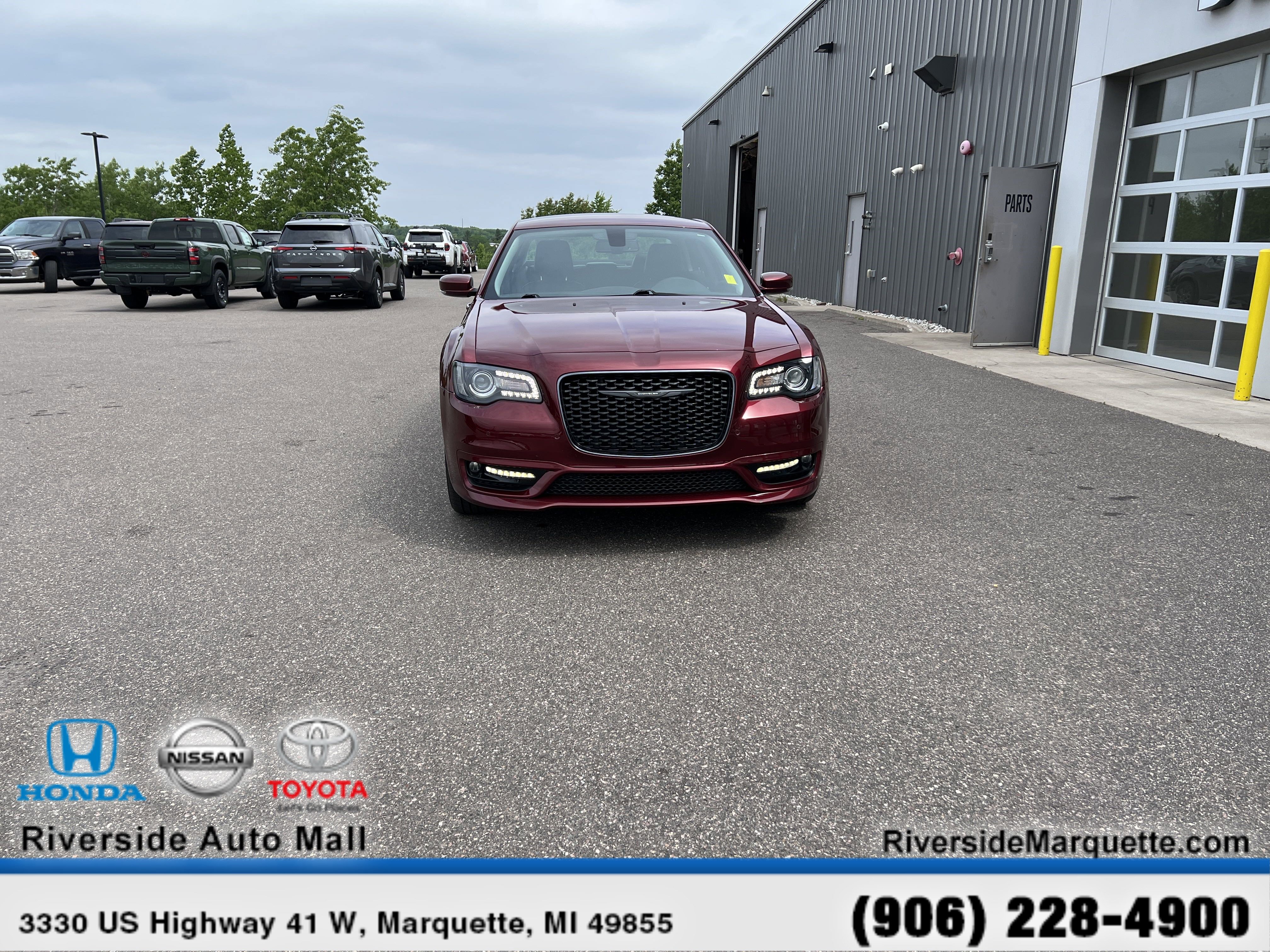 Used 2023 Chrysler 300 Touring L w/ Comfort Group image 2
