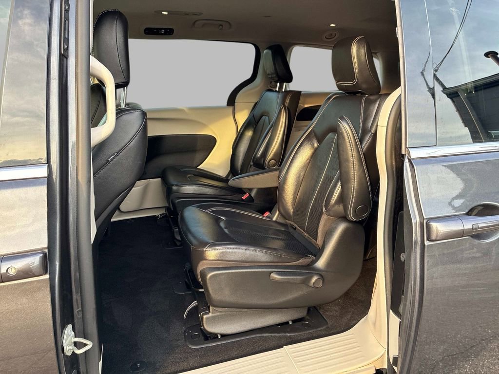 Used 2022 Chrysler Pacifica Touring-L FWD image 17