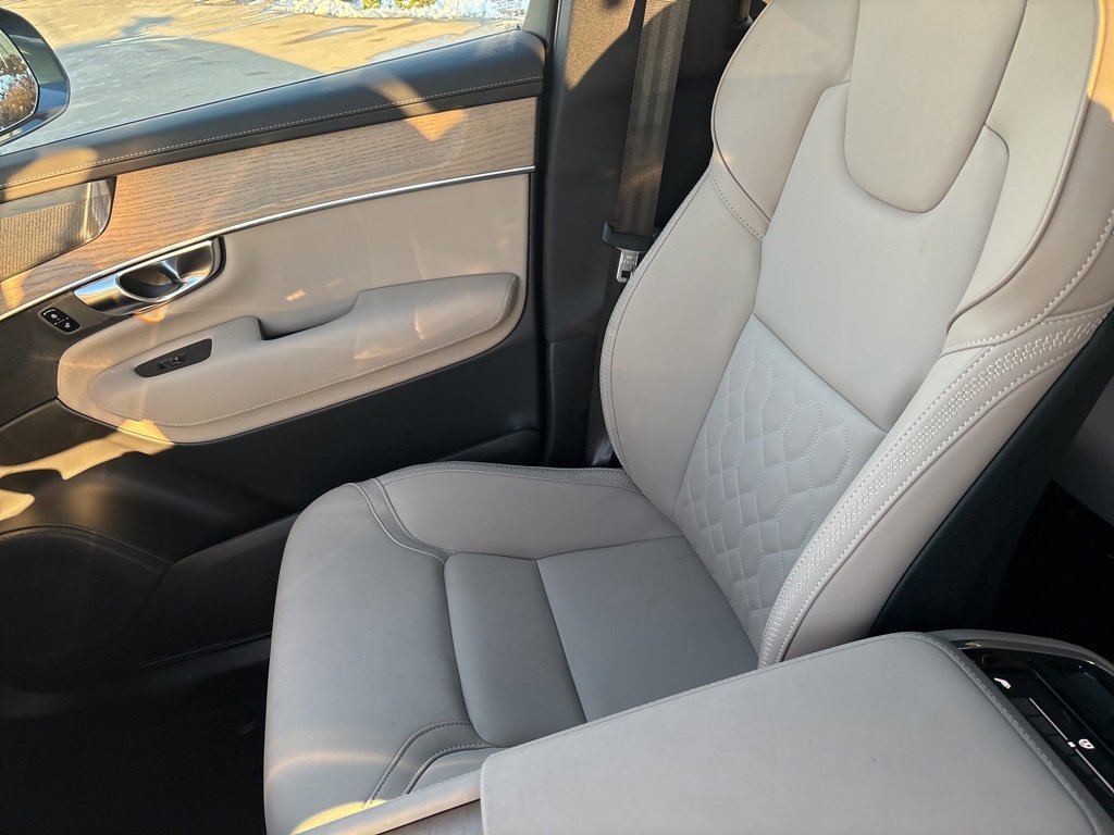 Certified 2025 Volvo XC90 B6 Plus image 34