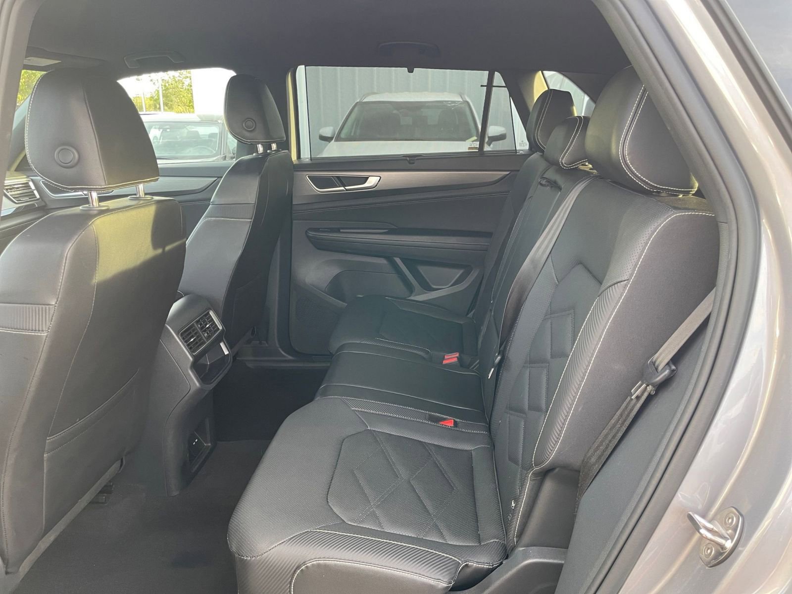 Used 2025 Volkswagen Atlas Cross Sport SE FWD image 28