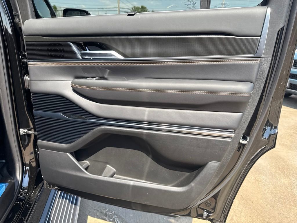New 2026 Jeep Grand Wagoneer Summit AWD/4WD image 34