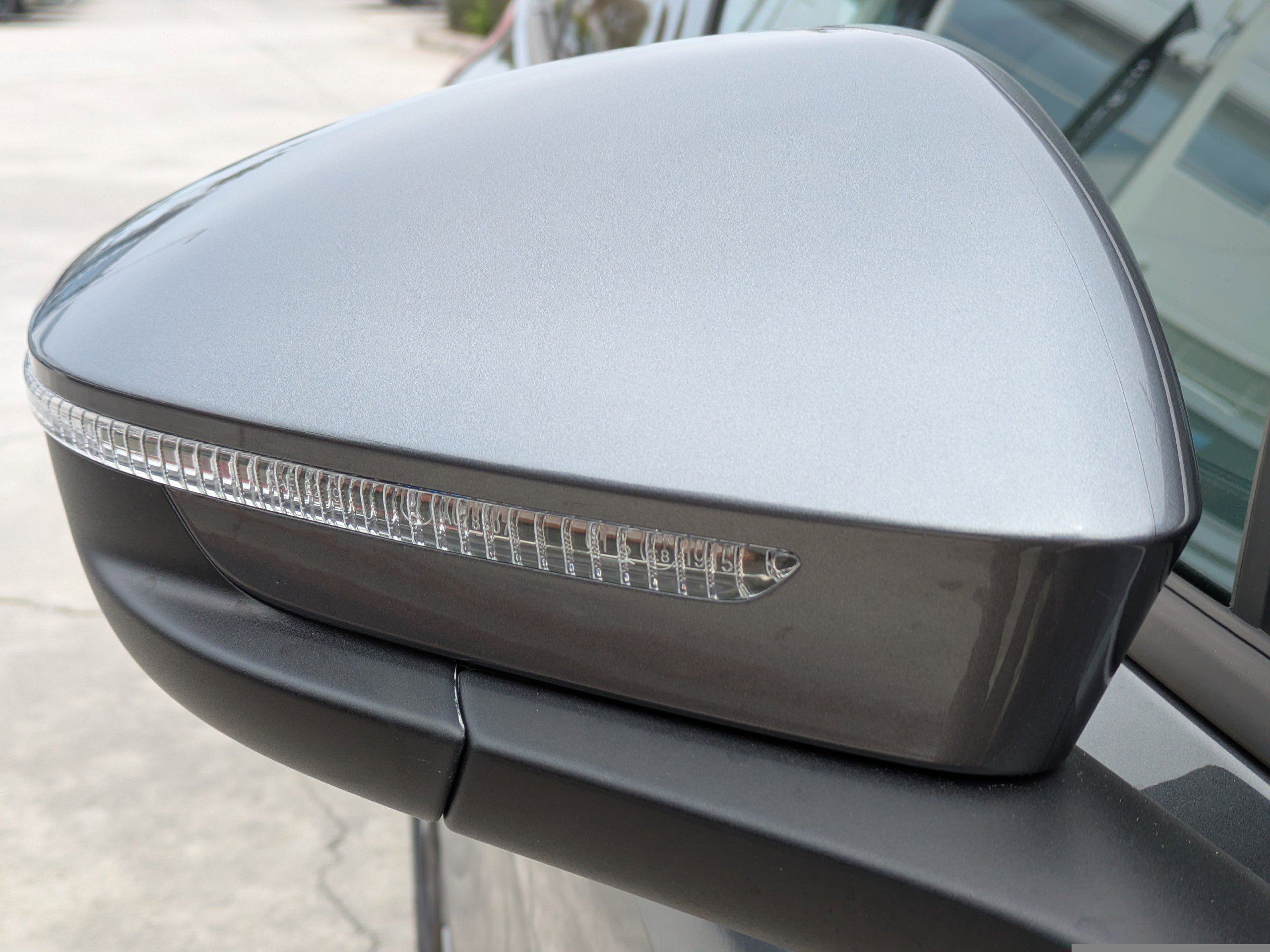 Used 2025 Volkswagen Tiguan SE FWD image 12