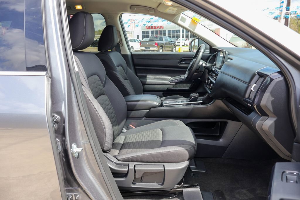 Used 2025 Nissan Pathfinder SV image 8