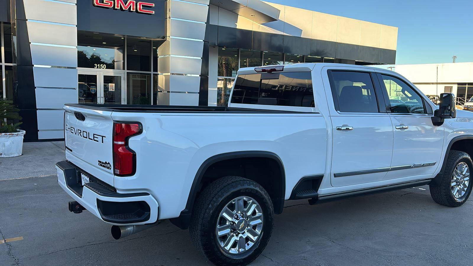 Used 2024 Chevrolet Silverado 2500 High Country w/ Technology Package image 8