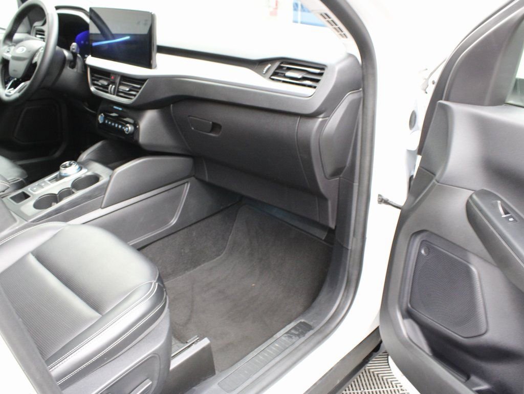 Used 2024 Ford Escape Platinum image 32