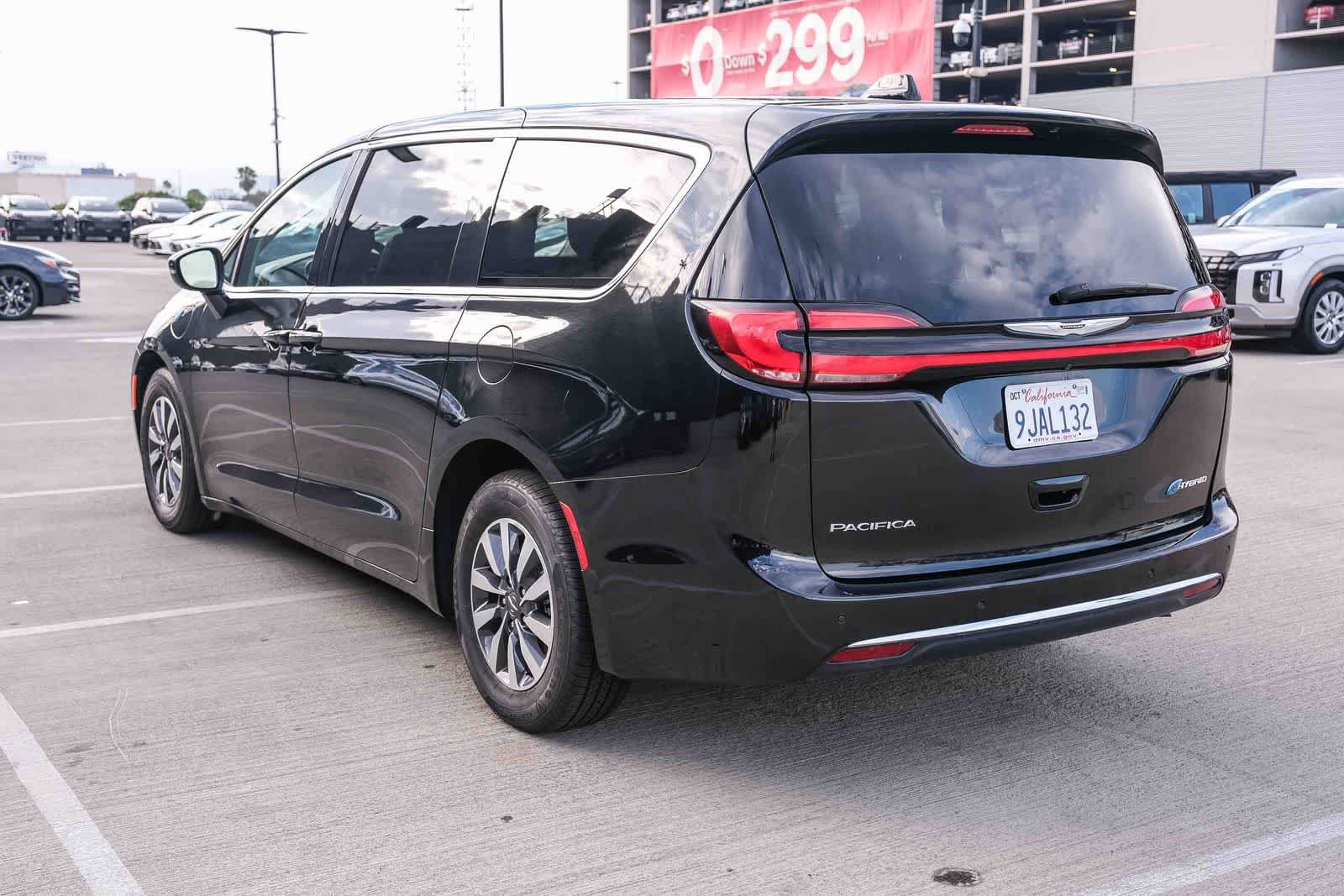 Used 2023 Chrysler Pacifica Touring-L FWD image 6
