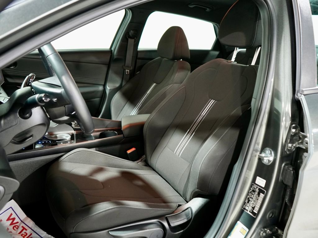 Used 2025 Hyundai Elantra SEL image 3