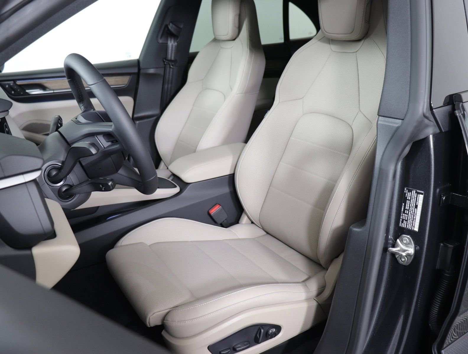 Certified 2025 Porsche Macan Electric RWD image 5