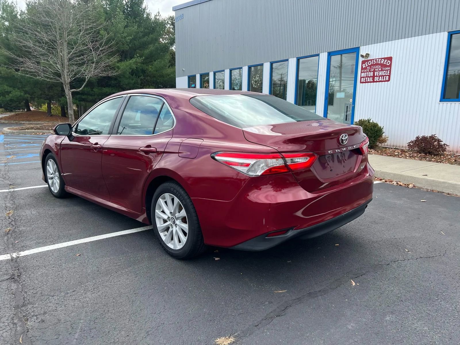Used 2018 Toyota Camry LE image 4