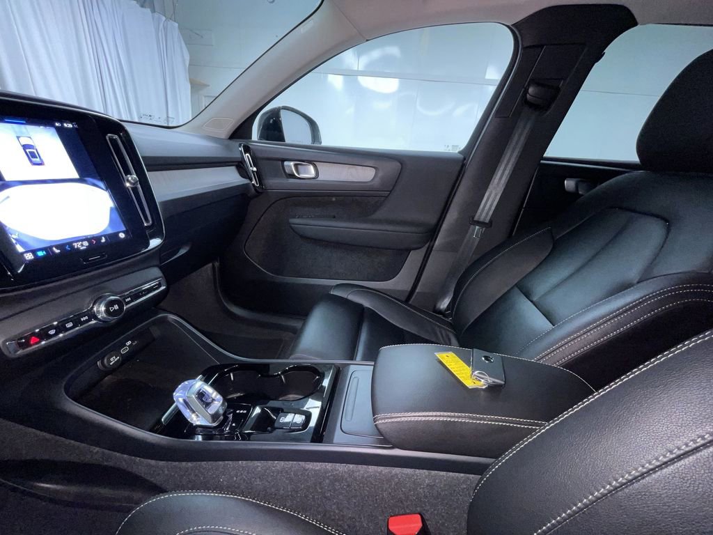 Used 2025 Volvo XC40 B5 Plus image 5