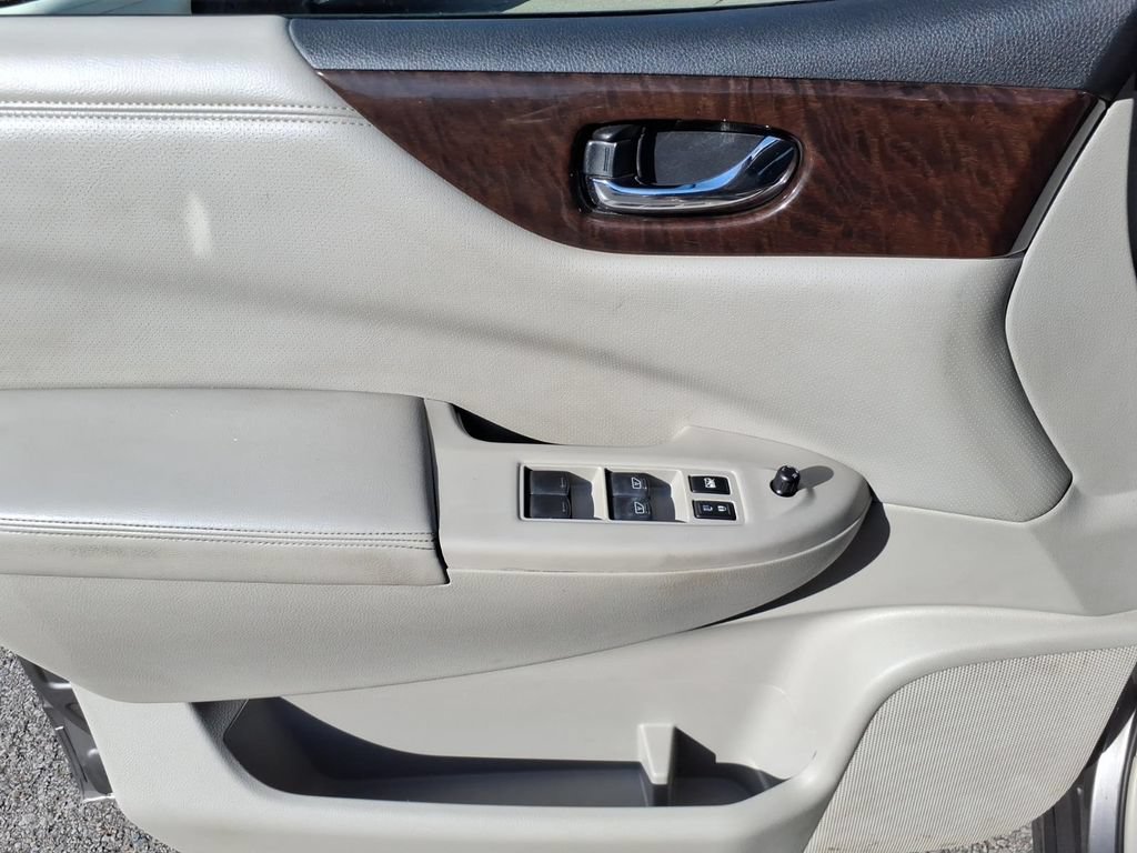 Used 2013 Nissan Quest SV FWD image 3
