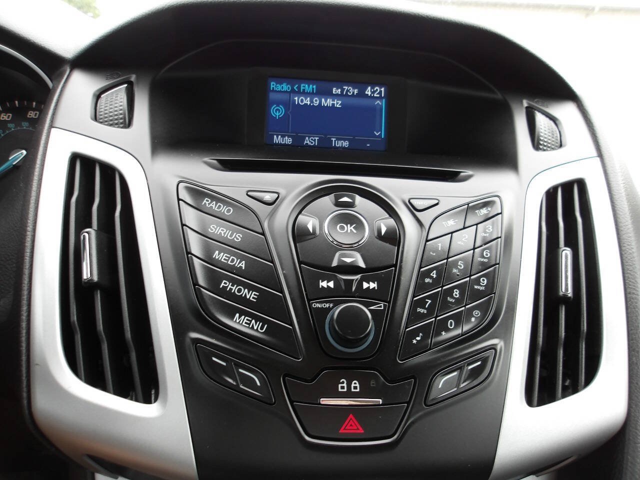 Used 2014 Ford Focus SE w/ Equipment Group 201A FWD image 12