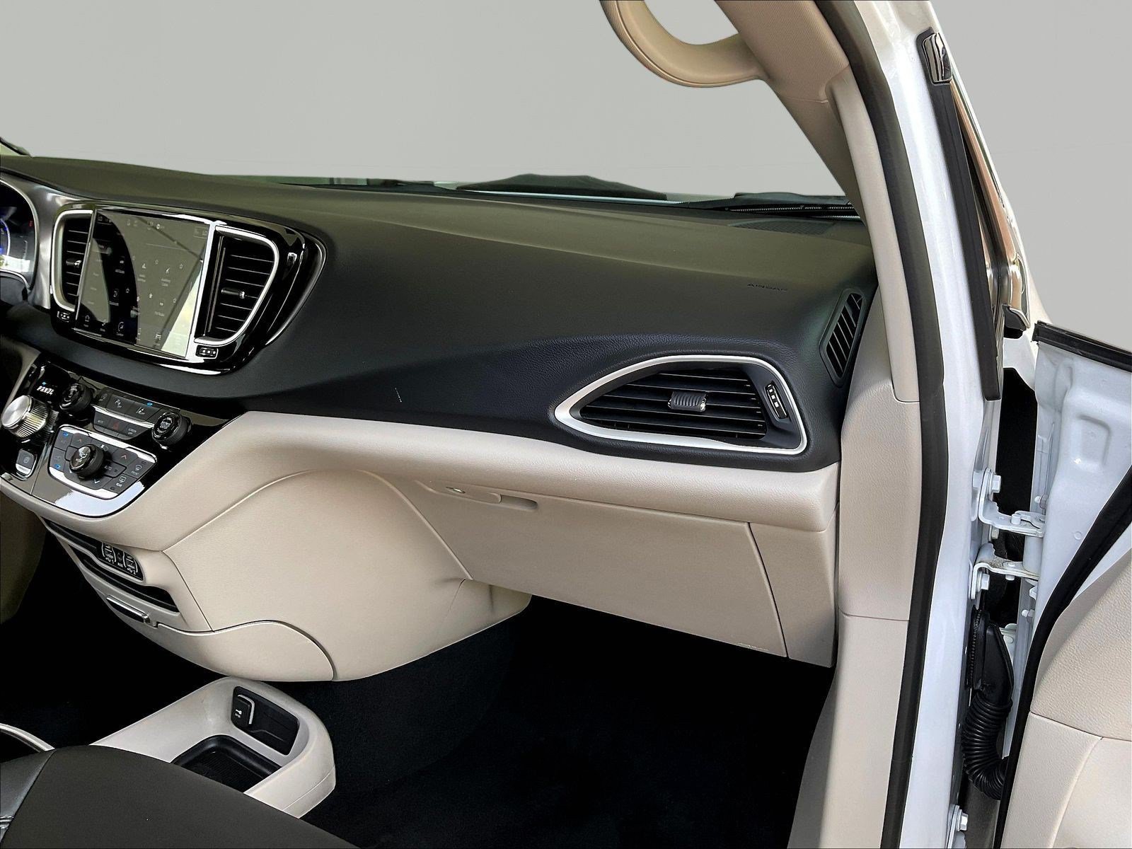 Used 2024 Chrysler Pacifica Touring-L FWD image 26