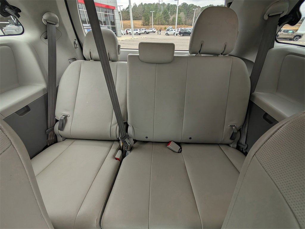 Used 2013 Toyota Sienna XLE image 30