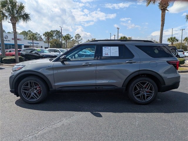 Used 2025 Ford Explorer ST-Line w/ ST-Line Street Pack image 7