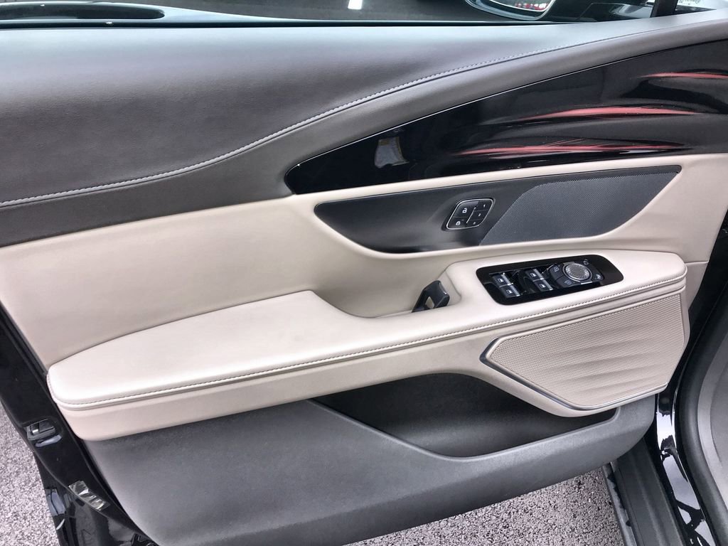 Used 2025 Lincoln Nautilus Premier image 13